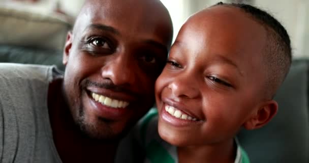 Baba Oğul Sevgi Şefkat Ebeveyn Öpüyor Küçük Çocuğa Sarılıyor Karışık — Stok video