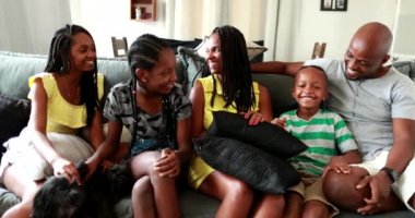 Otantik siyah Afrikalı aile oturma odasındaki kanepede oturuyordu.