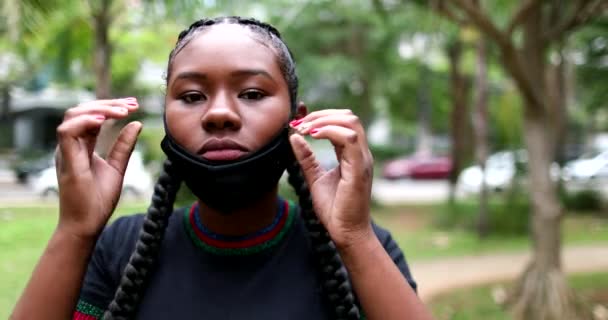 Νεαρή Αφρικανή Μαύρη Γυναίκα Που Βάζει Προστατευτική Μάσκα Προσώπου Covid — Αρχείο Βίντεο