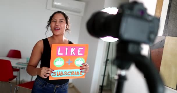Vlogger Speaking Camera Tripod Showing Sign Subscribe Internet Channel — Vídeo de Stock