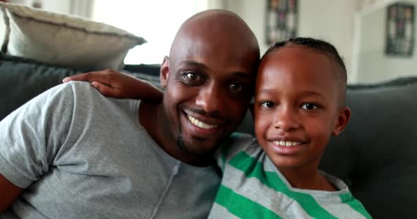 Vater Und Sohn Posieren Lächelnd Auf Der Couch Vor Der — Stockvideo