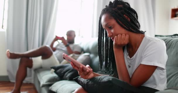Filha Adolescente Olhando Para Celular Pai Sentado Sofá Usando Smartphone — Vídeo de Stock