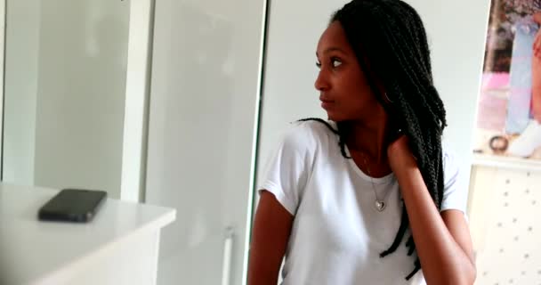 Nastoletnia Afrykanka Przegląda Się Przed Lustrem Czarna Młoda Kobieta Stojąca — Wideo stockowe