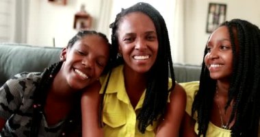Anne ve kız çocukları, aile sevgisi ve şefkat. Afrika etnik kökeni