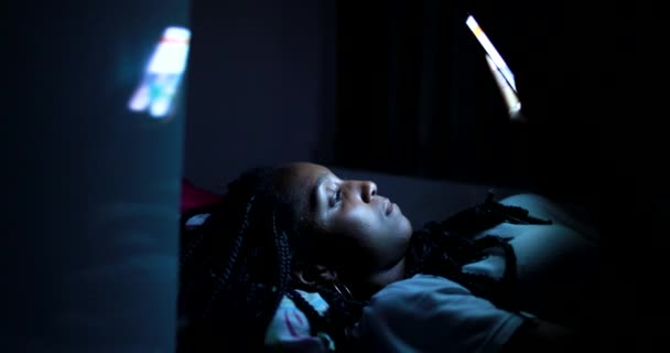 Adolescente Negro Chica Usando Dispositivo Teléfono Celular Noche Cama — Vídeos de Stock