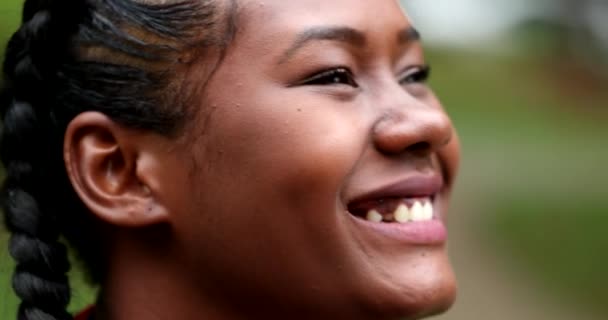 Ευτυχισμένη Αφρικανή Μαύρη Γυναίκα Χαμογελά Εξωτερικούς Χώρους Γκρο Πλαν — Αρχείο Βίντεο