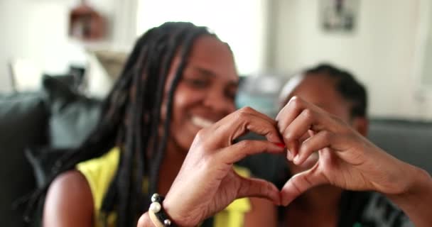 Moeder Dochter Maken Hartsymbool Met Handen Zwarte Afrikaanse Etniciteit — Stockvideo