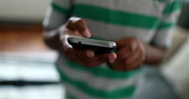 Παιδί Κρατώντας Συσκευή Smartphone Μικτή Φυλή Μαύρο Αφρικανός Παιδί Χρησιμοποιώντας — Αρχείο Βίντεο