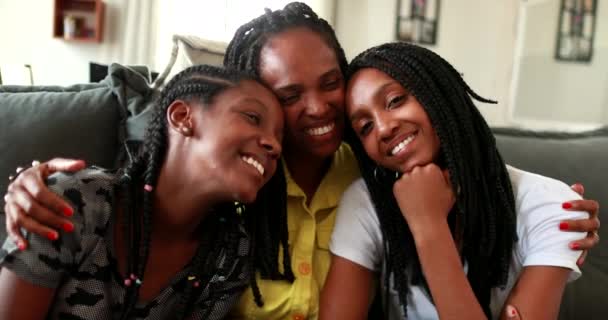 Moeder Knuffelt Met Liefhebbende Tienerdochter Afrikaanse Zwarte Etniciteit — Stockvideo
