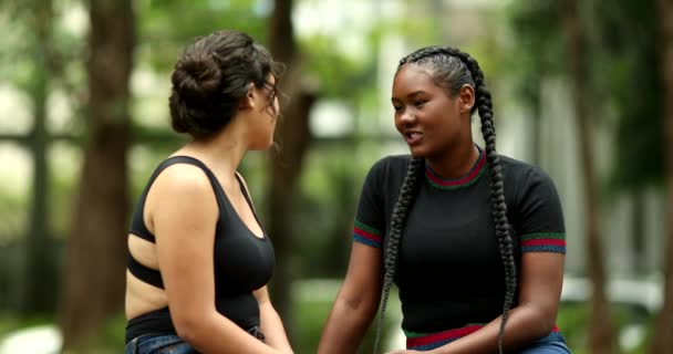 Friends Speaking Female Girlfriends Talking Conversation Outdoors — Stock videók