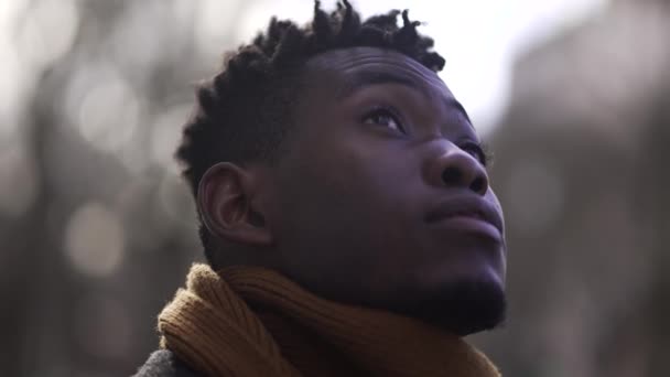 Contemplative African Young Man Face Looking Sky — Vídeos de Stock