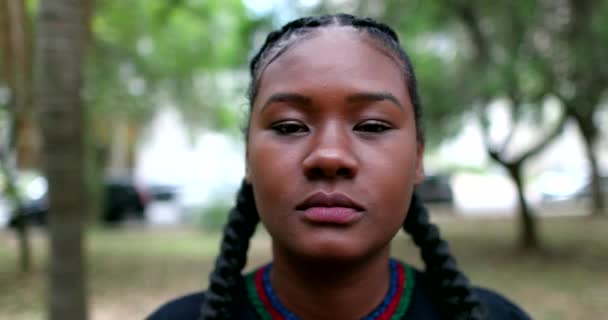 Молода Африканська Чорна Жінка Йде Вперед Камери Портрет Змішаної Раси — стокове відео