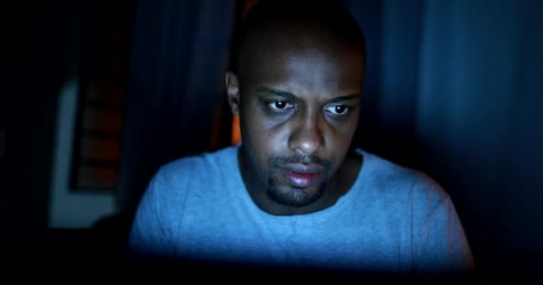 Black Man Reading Content Online Night — Αρχείο Βίντεο