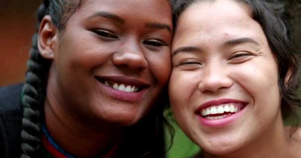Φιλενάδες Χαμογελαστές Διαφυλετικές Μικτές Φυλετικές Φιλίες Κοντινά Πρόσωπα Χαμογελαστά Και — Αρχείο Βίντεο