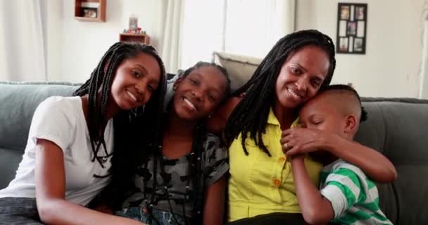Черная Африканская Мать Дочерьми Подростками Маленьким Сыном Вместе Себя Дома — стоковое видео