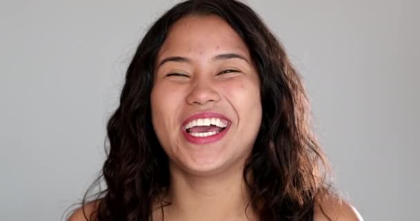 Жінка Випадково Сміється Автентичне Реальне Життя Сміх Посмішка — стокове відео