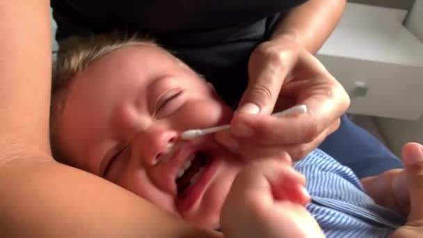 Anne Sümüğü Bebek Burnundan Temizliyor Bebek Ağlaması Hijyen Şikayeti — Stok video