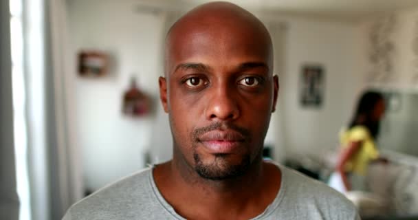 Fekete Afrikai Férfi Portré Néz Kamera Nappaliban Otthon Komoly Kifejezés — Stock videók