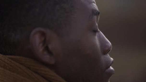 Медитативный Черный Мужчина Закрывает Глаза Созерцании Крупным Планом Лицо Африканца — стоковое видео