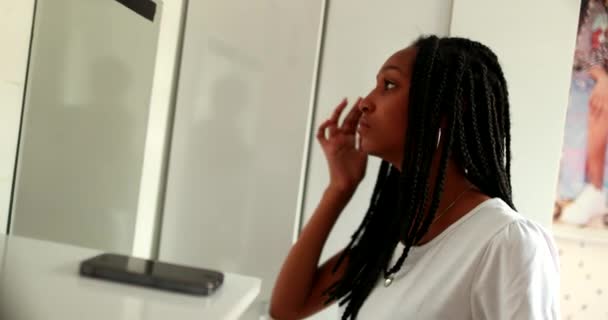 Afrikalı Genç Kız Aynanın Önünde Kendini Inceliyor — Stok video