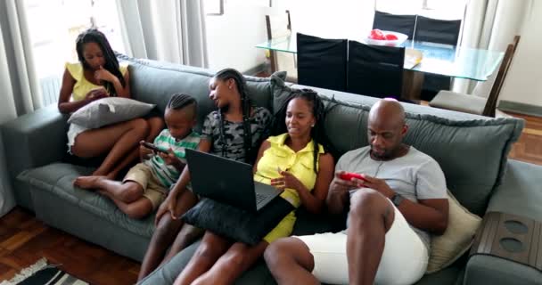 Afrikalı Aileler Çocuklar Evdeki Kanepede Teknoloji Kullanıyorlar — Stok video