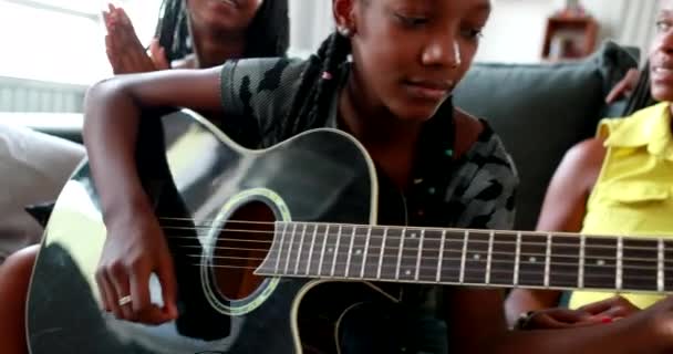 Казуальная Чёрная Африканская Семья Связывается Томасом Через Музыкальную Гитару Дочь — стоковое видео