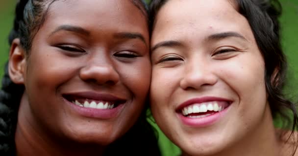 Girlfriends Smiling Interracial Mixed Race Friendship Close Faces Smiling Laughing — Video