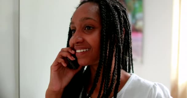 Дівчина Змішаної Раси Розмовляє Пристрої Смартфона Підліток Відповідає Дзвінок — стокове відео