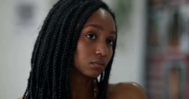 African Black Teen Girl Applying Make Front Mirror — Vídeo de Stock