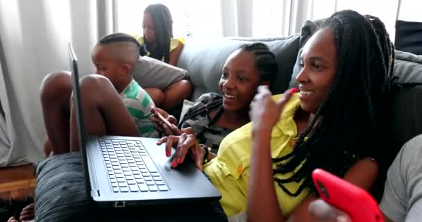 Африканська Жінка Вказує Пальцем Екран Ноутбука Людина Дивиться Відео Інтернеті — стокове відео