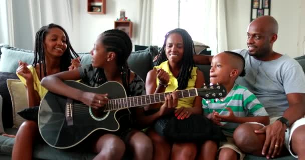Casual Black African Family Bonding Thogether Music Guitar Daughter Playing – Stock-video