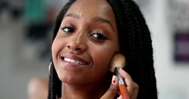 Black Teen Girl Applying Make Looking Camera — Stockvideo