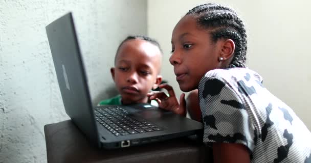 Дети Просматривают Интернет Ноутбуке Младшие Брат Сестра Перед Экраном Компьютера — стоковое видео