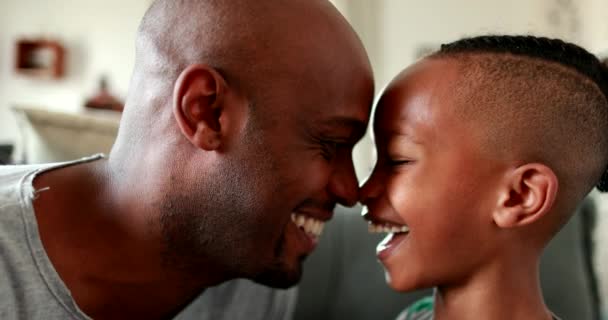 Łączy Nas Więź Ojca Chłopca Afrykański Tata Rozśmieszający Dziecko Twarzą — Wideo stockowe