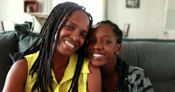 Mãe Africana Filha Adolescente Sorrindo Para Câmera — Vídeo de Stock