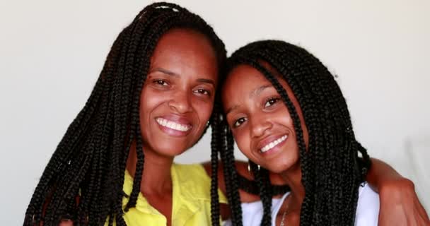 Μεικτή Μητέρα Φυλής Και Έφηβος Κορίτσι Χαμογελά Στην Κάμερα — Αρχείο Βίντεο