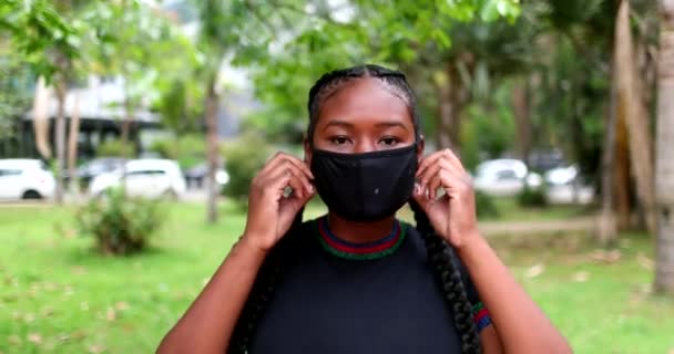 Αφρικανική Κοπέλα Αφαιρώντας Μάσκα Προσώπου Έξω — Αρχείο Βίντεο