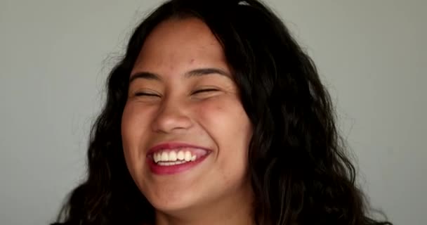 Щаслива Смішна Іспаномовна Молода Жінка Справжнє Життя Справжній Сміх Посмішка — стокове відео
