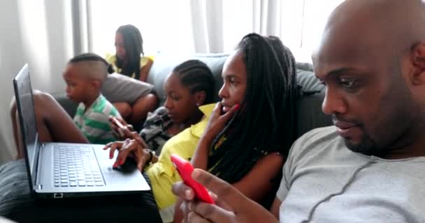 Przypadkowa Czarna Rodzina Używająca Technologii Domu Afrykańska Kobieta Ogląda Wideo — Wideo stockowe