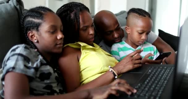 Африканские Родители Дети Используют Дома Технологии Мать Отец Дети Перед — стоковое видео