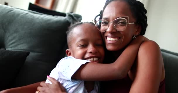 Czarna Mieszana Rasa Matka Dziecko Przytulające Się Mały Chłopiec Obejmujący — Wideo stockowe