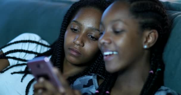 Onbeschaamde Zwarte Meisjes Die Naar Een Gsm Scherm Kijken Afro — Stockvideo