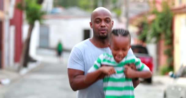 Father Lifting Son Shoulders African Child Dad Bonding — Stock video