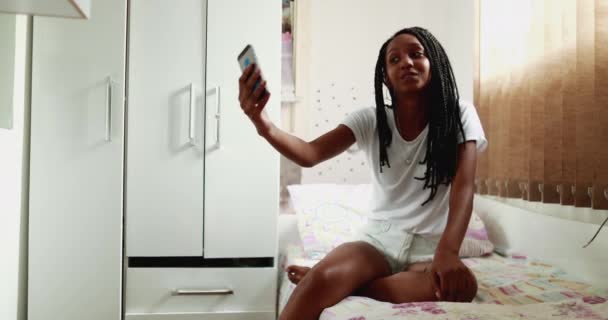 Heureuse Jeune Fille Franche Parlant Téléphone Avec Communication Vidéo — Video