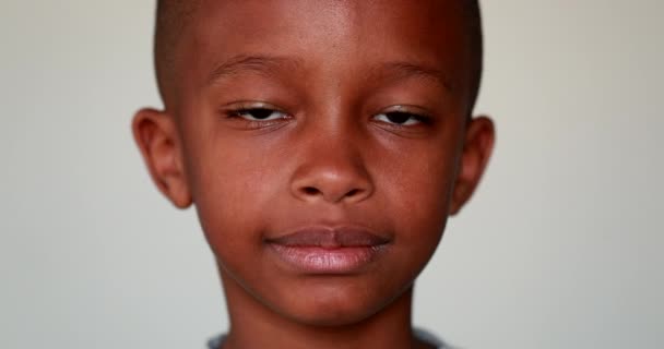 Серьезный Африканский Портрет Мальчика Смотрящего Камеру — стоковое видео