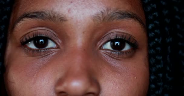 Close Adolescente Africana Negro Chica Ojos Cara Mirando Fijamente Cámara — Vídeos de Stock