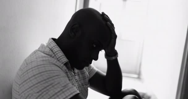 Zwarte Afrikaanse Man Zit Vloer Huis Zorg Werkloze Persoon — Stockvideo
