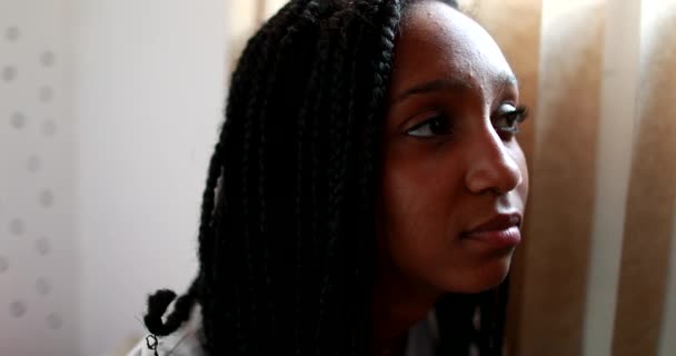 Pensief Zwart Tienermeisje Bedachtzame Afrikaanse Amerikaanse Adolescent Tiener Dilemma — Stockvideo