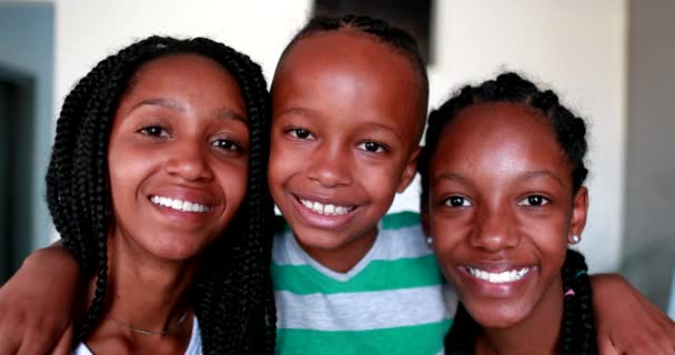 Братик Обнимает Сестёр Подростков Дети Африканской Смешанной Расы — стоковое видео