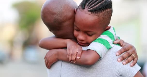 Ojciec Przytulający Dziecko Tylni Synowie Tata Łączą Się Rodzinna Miłość — Wideo stockowe